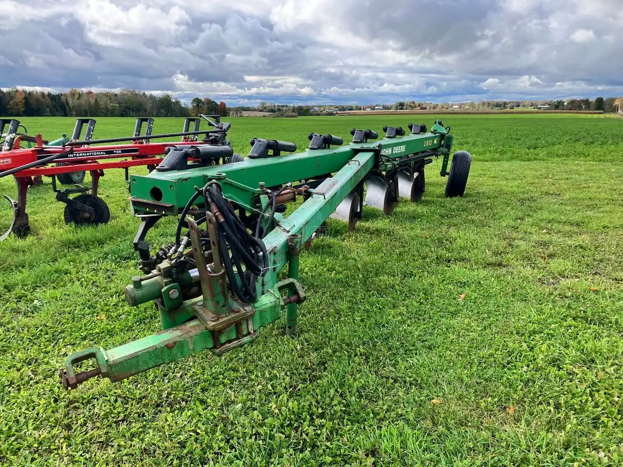 Gallery image 2 for Used John Deere 2810 Plow