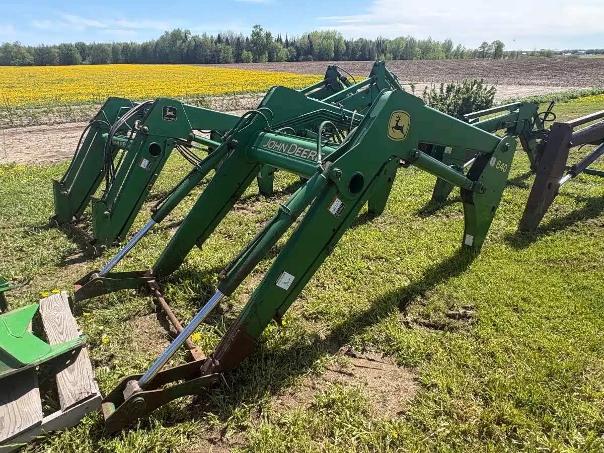 Gallery image 2 for John Deere 640 Front End Loader