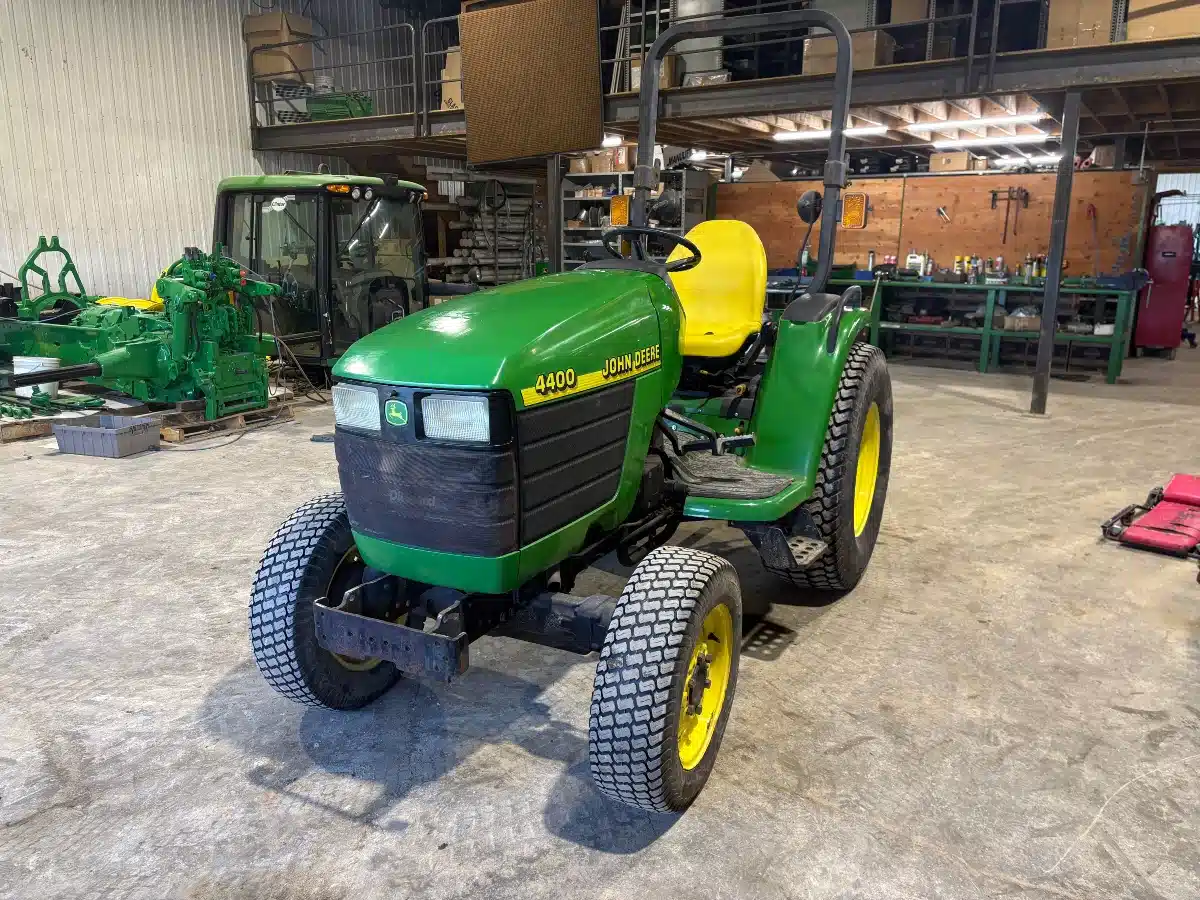 Photo de la Galerie 2 pour 1999 John Deere 4400 Tracteur