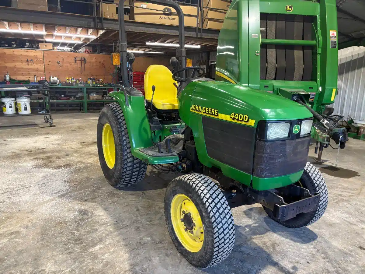 Photo de la Galerie 1 pour 1999 John Deere 4400 Tracteur