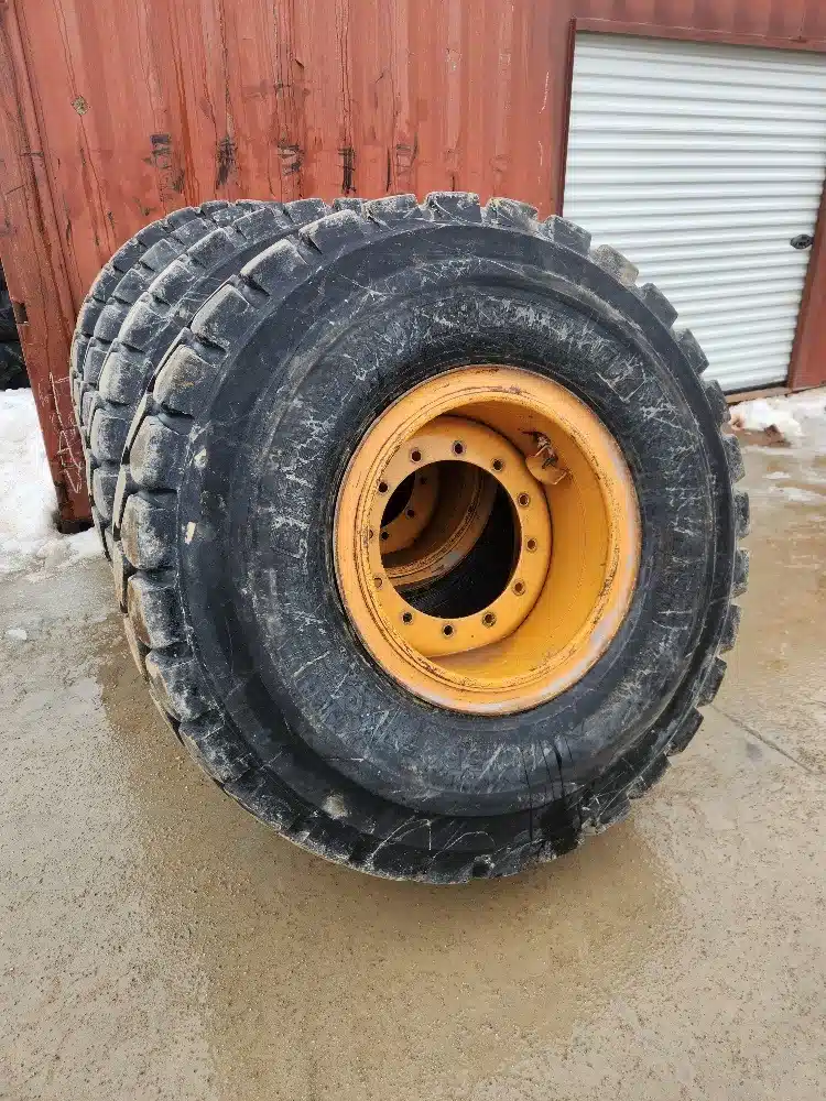 Gallery image 1 for Used BKT 20.5R25 BKT EARTHMAX Tires & Rims