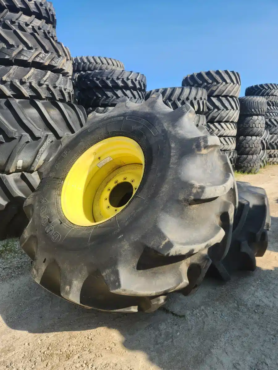 Gallery image 1 for Used Goodyear 900/65R32 Tires