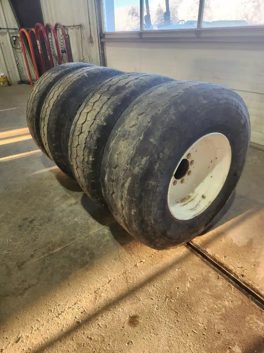 Gallery image 1 for Michelin 425/65R22.5 Tires & Rims