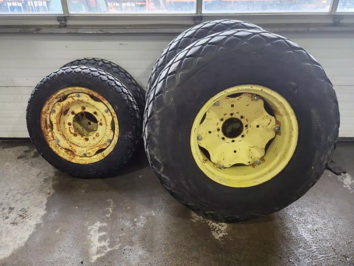 Photo de la Galerie 1 pour Firestone 16.9-24 & 8.3-24 Pneus et roues