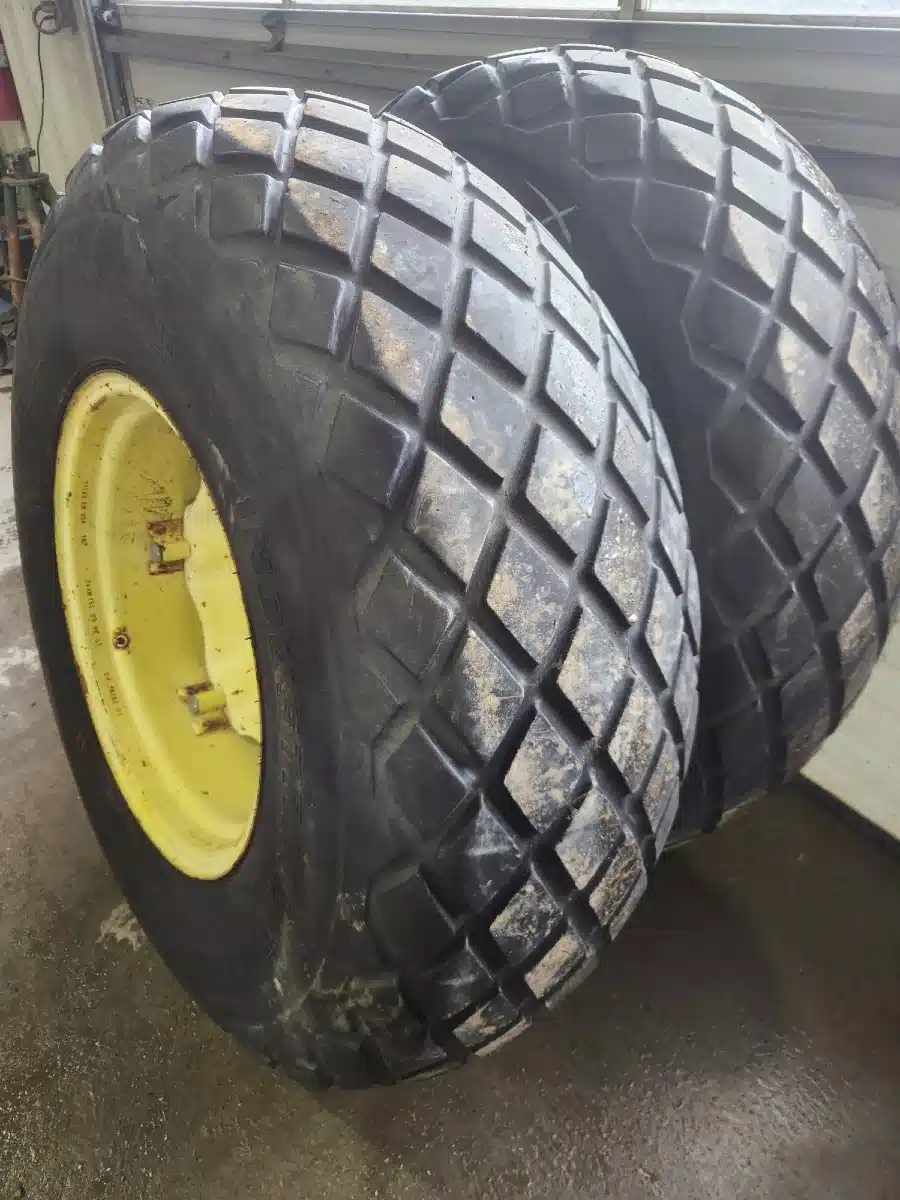 Photo de la Galerie 2 pour Firestone 16.9-24 & 8.3-24 Pneus et roues