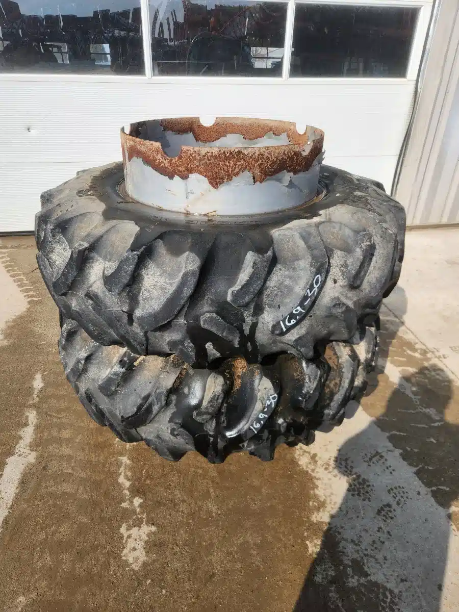 Photo de la Galerie 1 pour Goodyear 16.9-30 Roues double