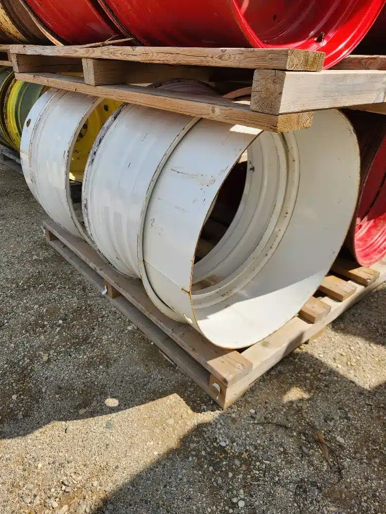 Photo de la Galerie 1 pour New Holland 16x38 Roue (Jante)