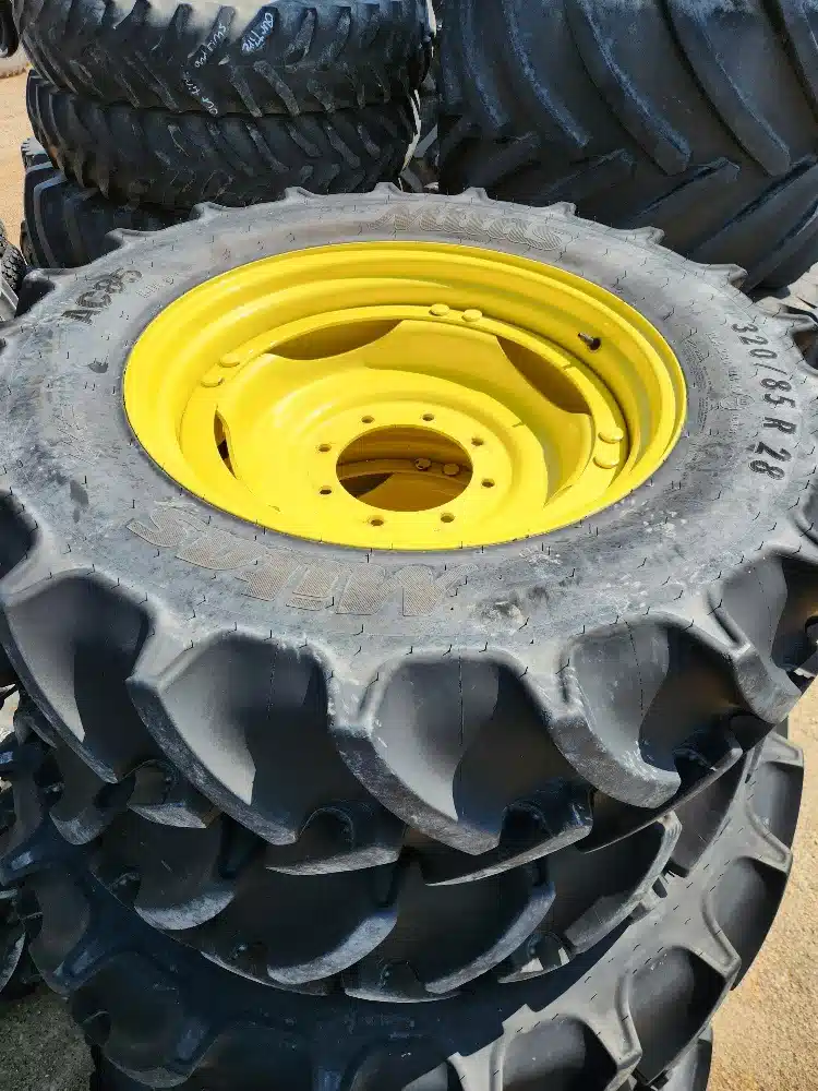 Photo de la Galerie 2 pour Mitas 380/80R38 & 320/85R28 Pneus et roues
