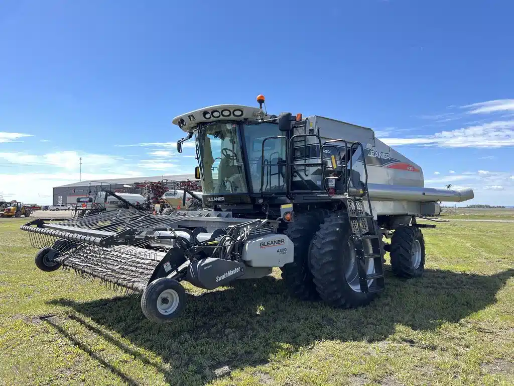 Used 2015 Gleaner R76 Combine