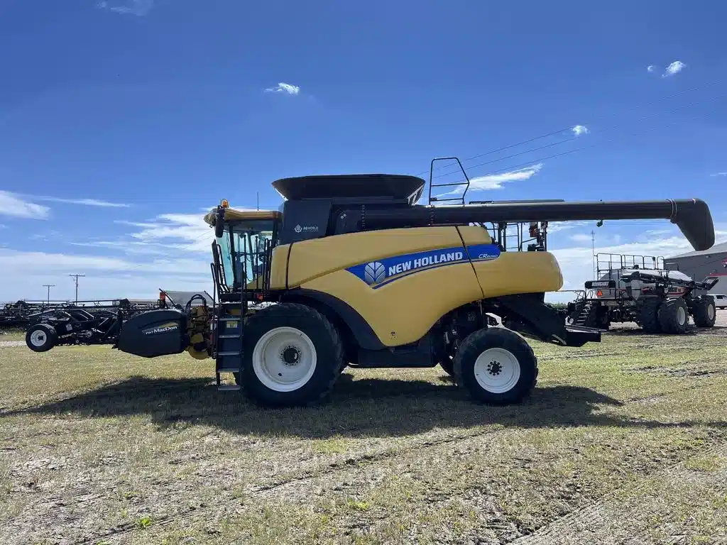 2013 New Holland CR8090 Combine