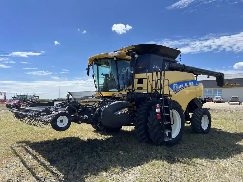 Gallery image 2 for 2013 New Holland CR8090 Combine