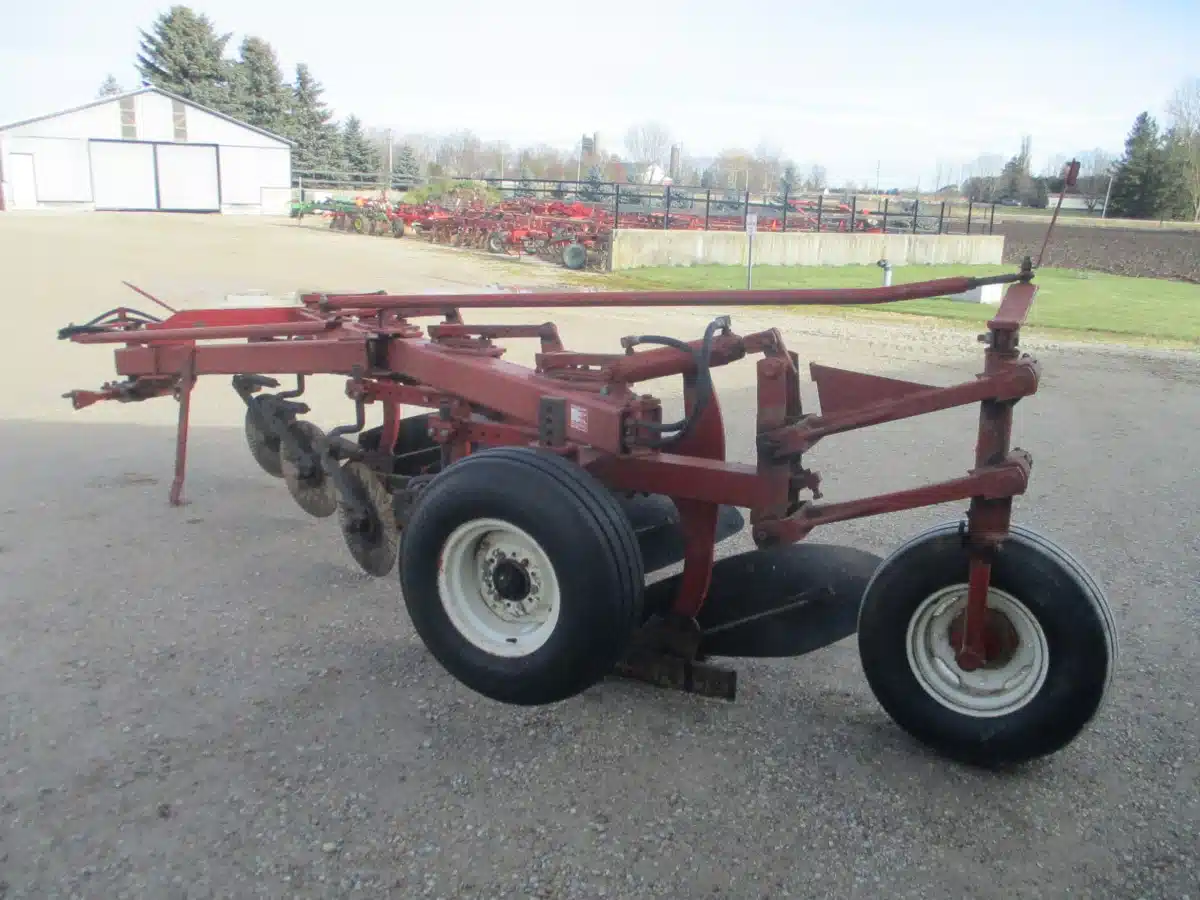 Gallery image 2 for International Harvester 720 Plow
