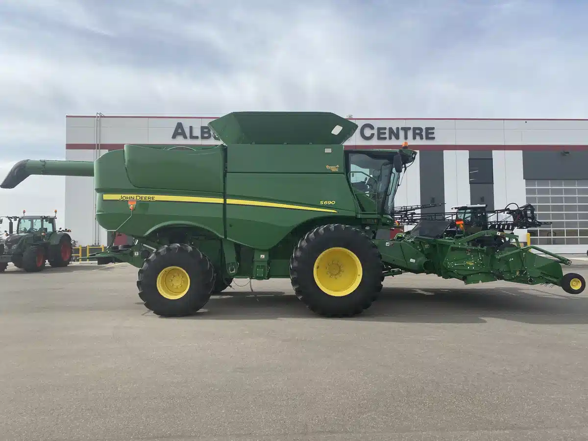 Gallery image 2 for Used 2013 John Deere S690 Combine