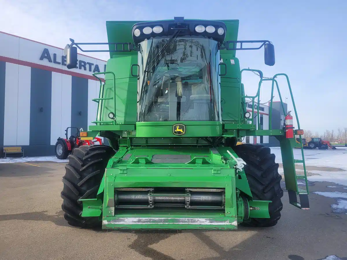 Gallery image 2 for Used 2009 John Deere T670 Combine
