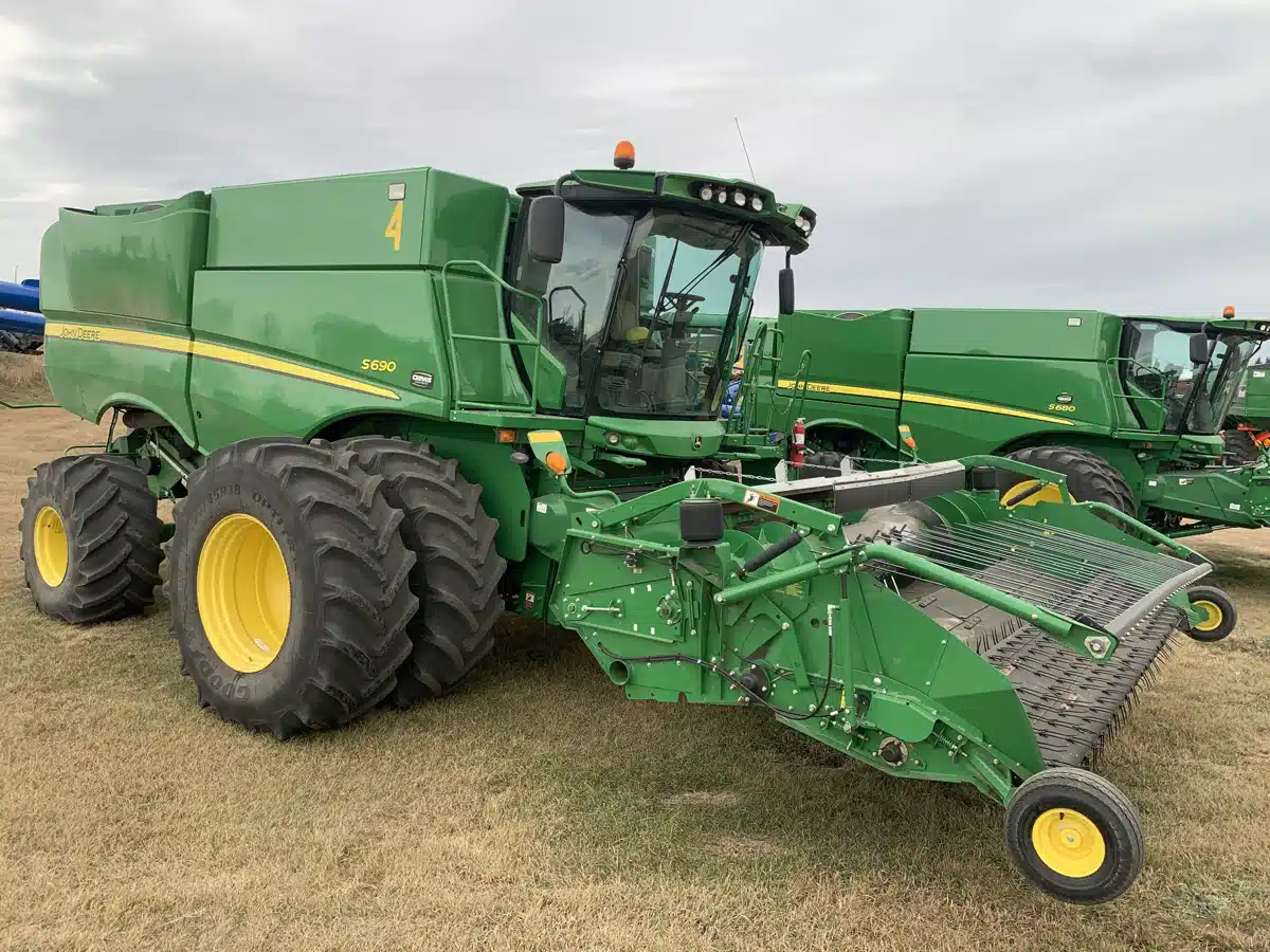Gallery image 2 for Used 2013 John Deere S690 Combine