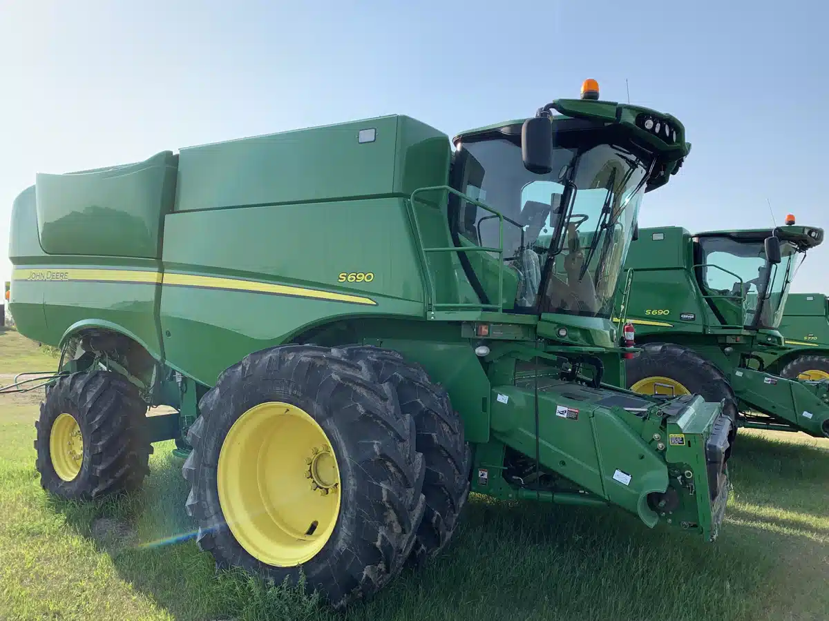 Gallery image 2 for Used 2012 John Deere S690 Combine