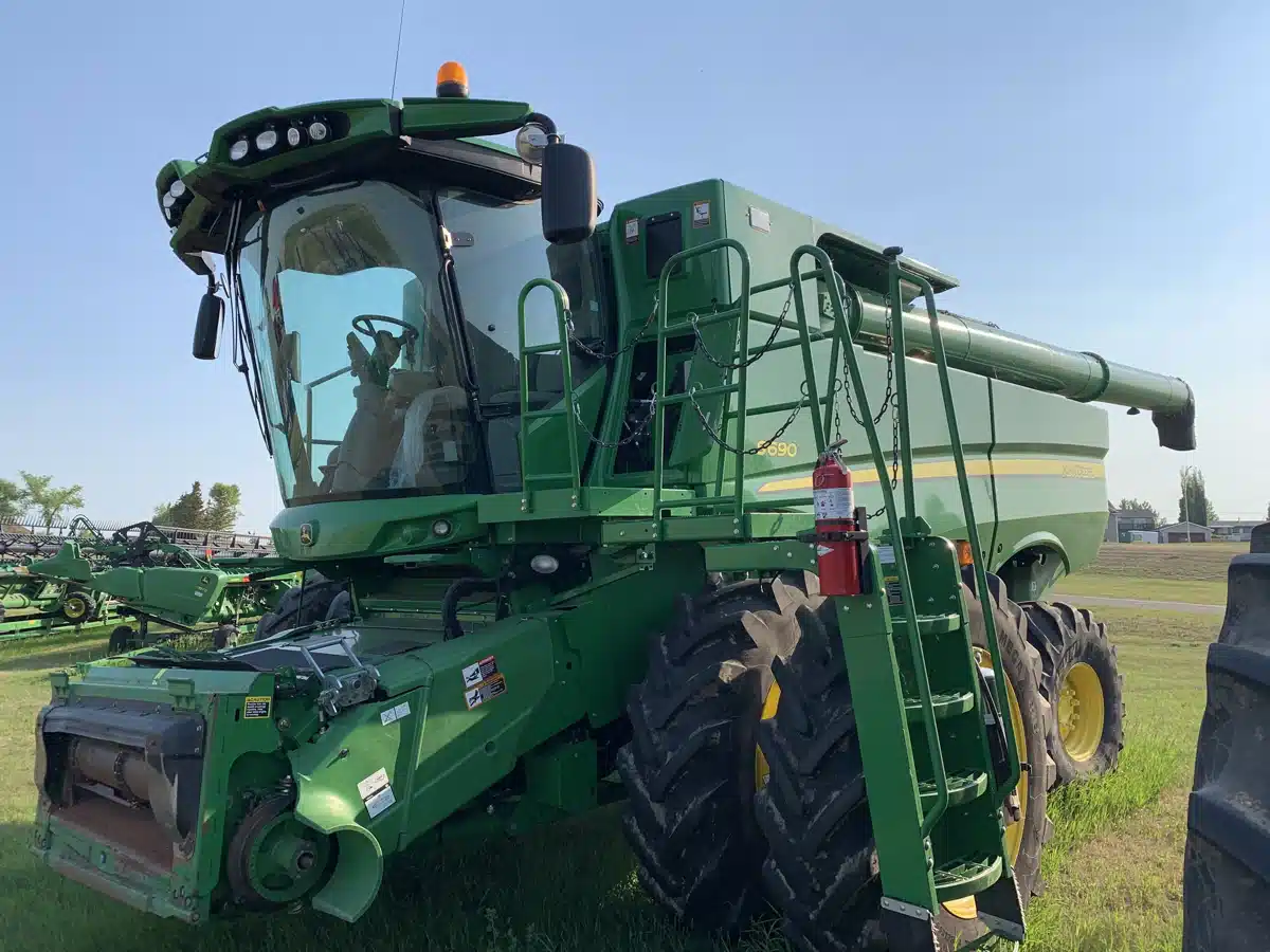 Gallery image 1 for Used 2012 John Deere S690 Combine