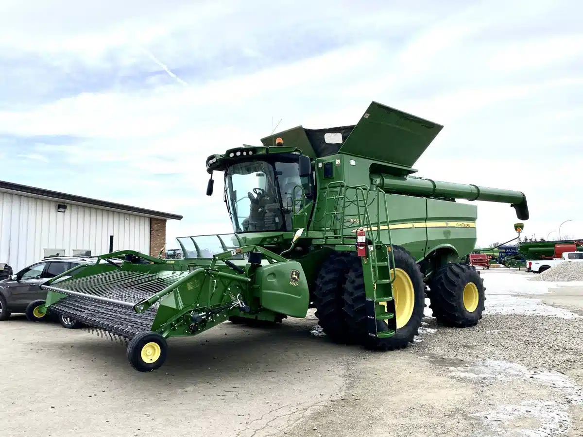 Gallery image 1 for Used 2017 John Deere S690 Combine