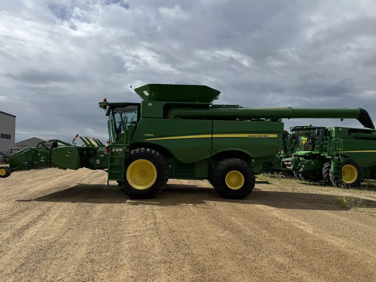 Gallery image 2 for Used 2013 John Deere S690 Combine