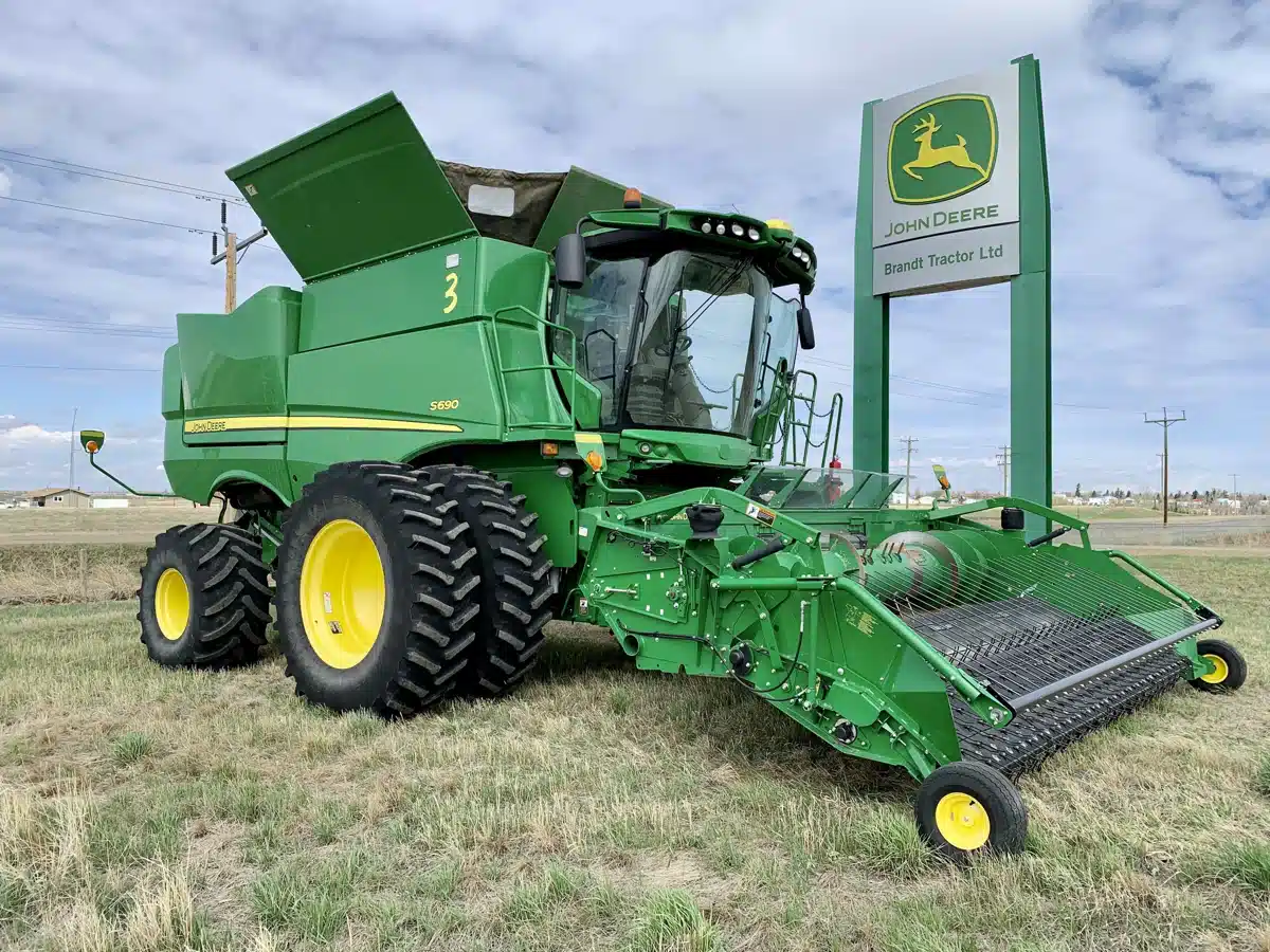 Gallery image 2 for Used 2017 John Deere S690 Combine