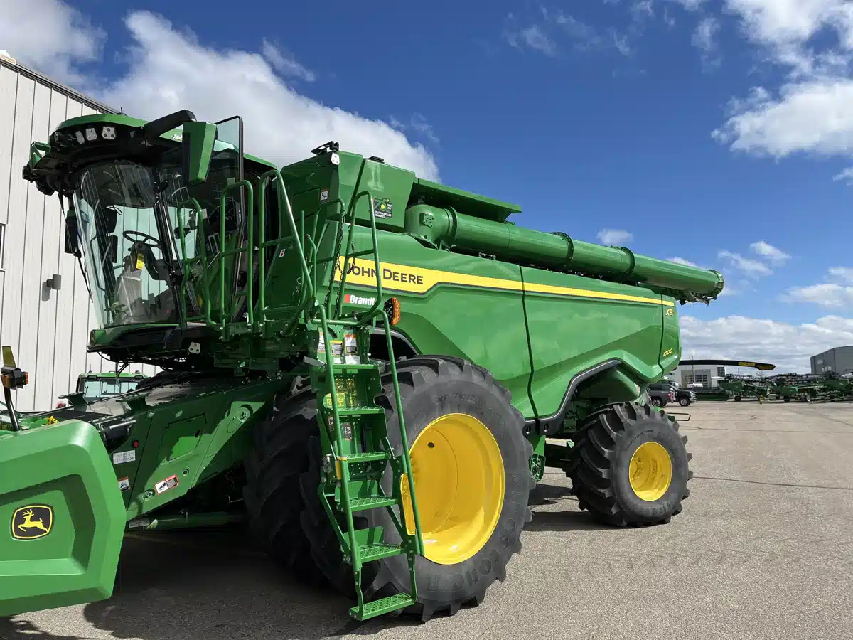 Gallery image 1 for Used 2022 John Deere X9 1000 Combine