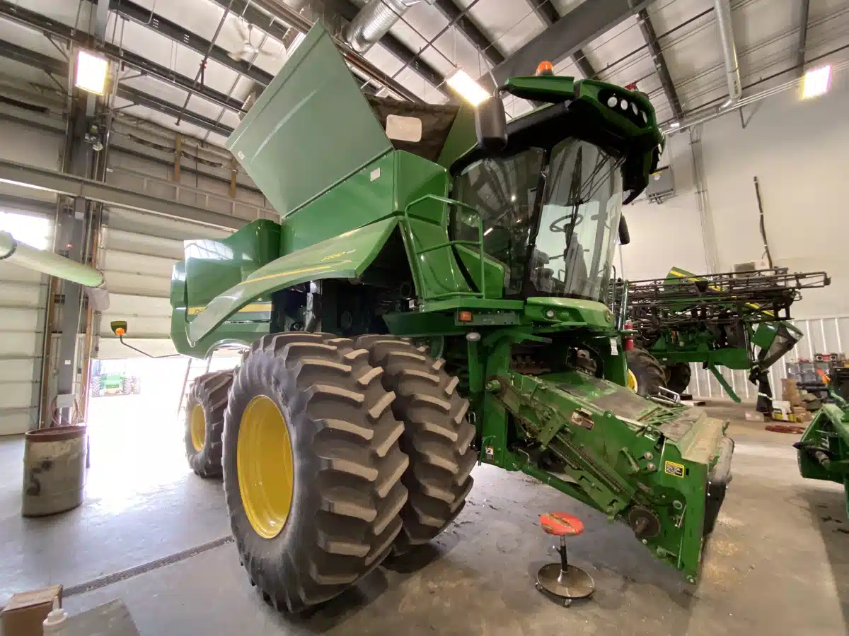 Gallery image 2 for Used 2017 John Deere S680 Combine