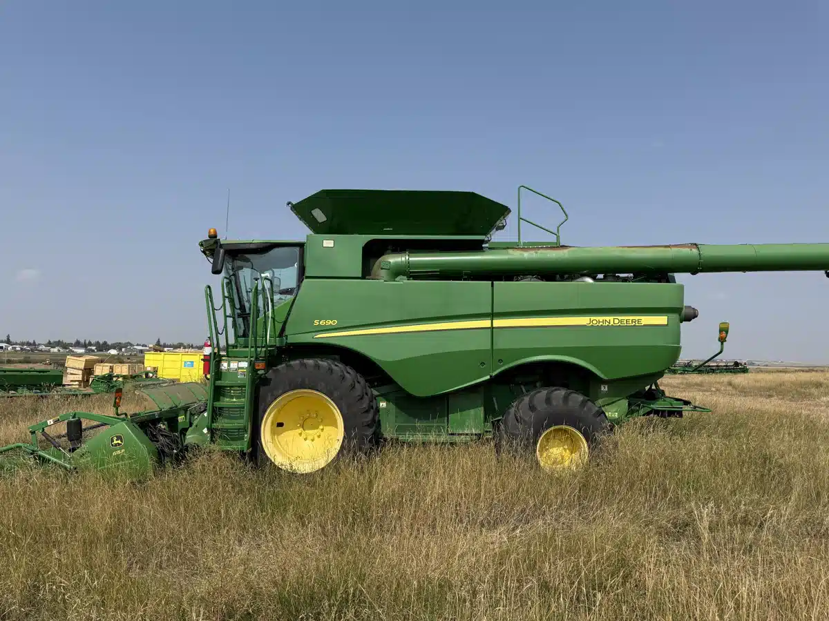 Gallery image 2 for Used 2013 John Deere S690 Combine