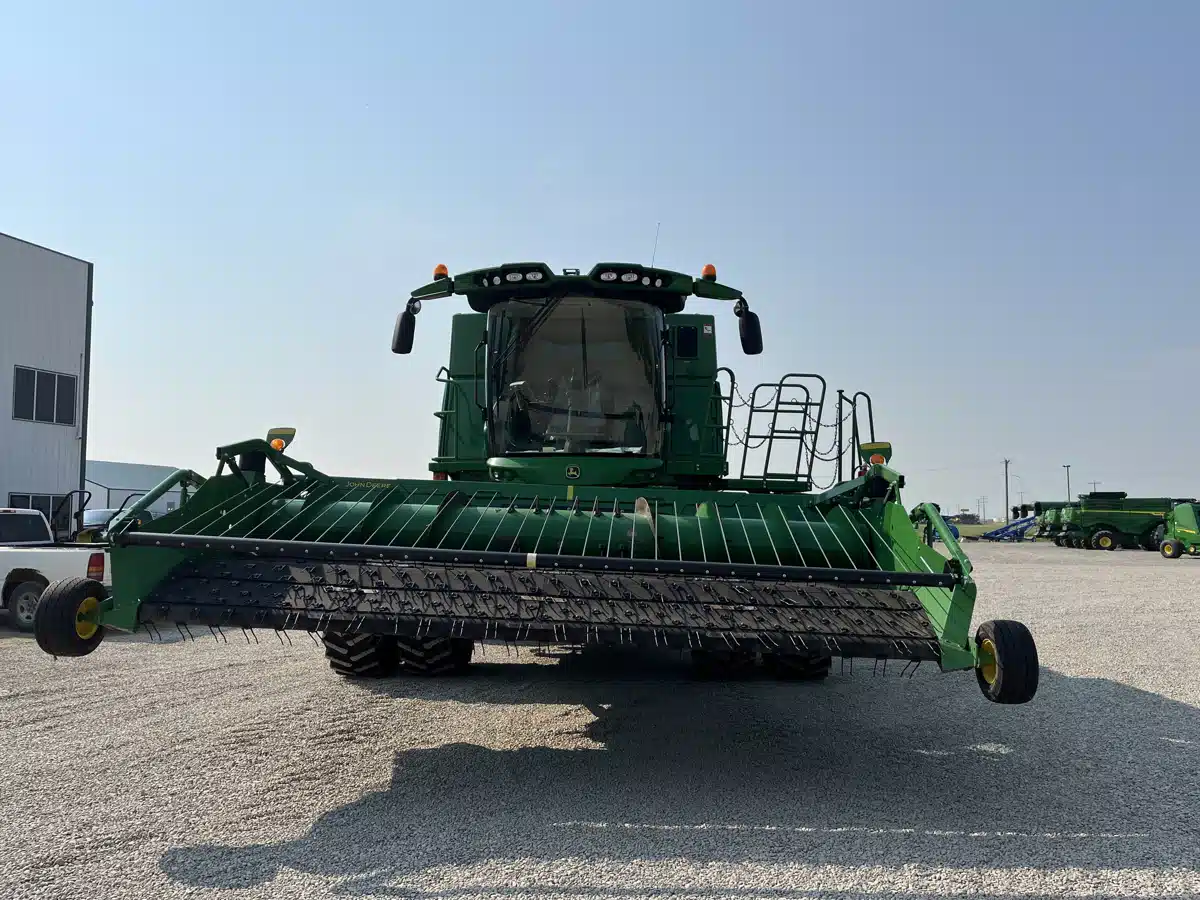 Gallery image 2 for Used 2017 John Deere S680 Combine