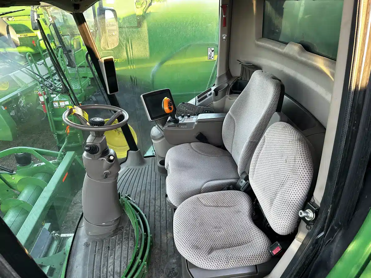 Gallery image 2 for Used 2013 John Deere S690 Combine