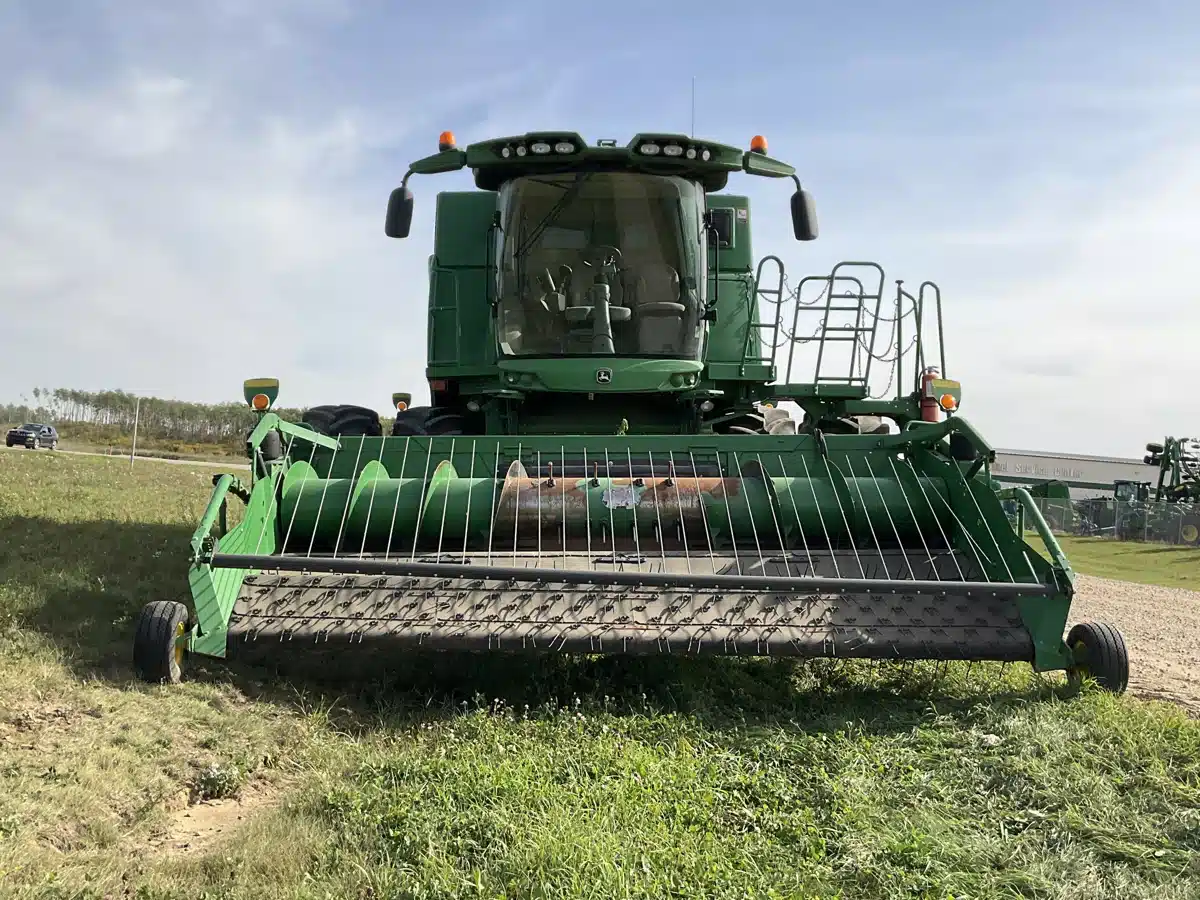 Gallery image 2 for Used 2015 John Deere S690 Combine