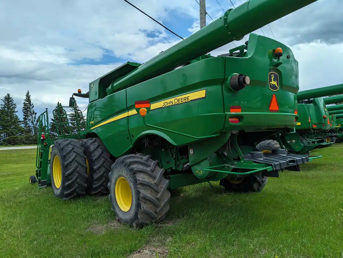 Gallery image 2 for Used 2013 John Deere S690 Combine