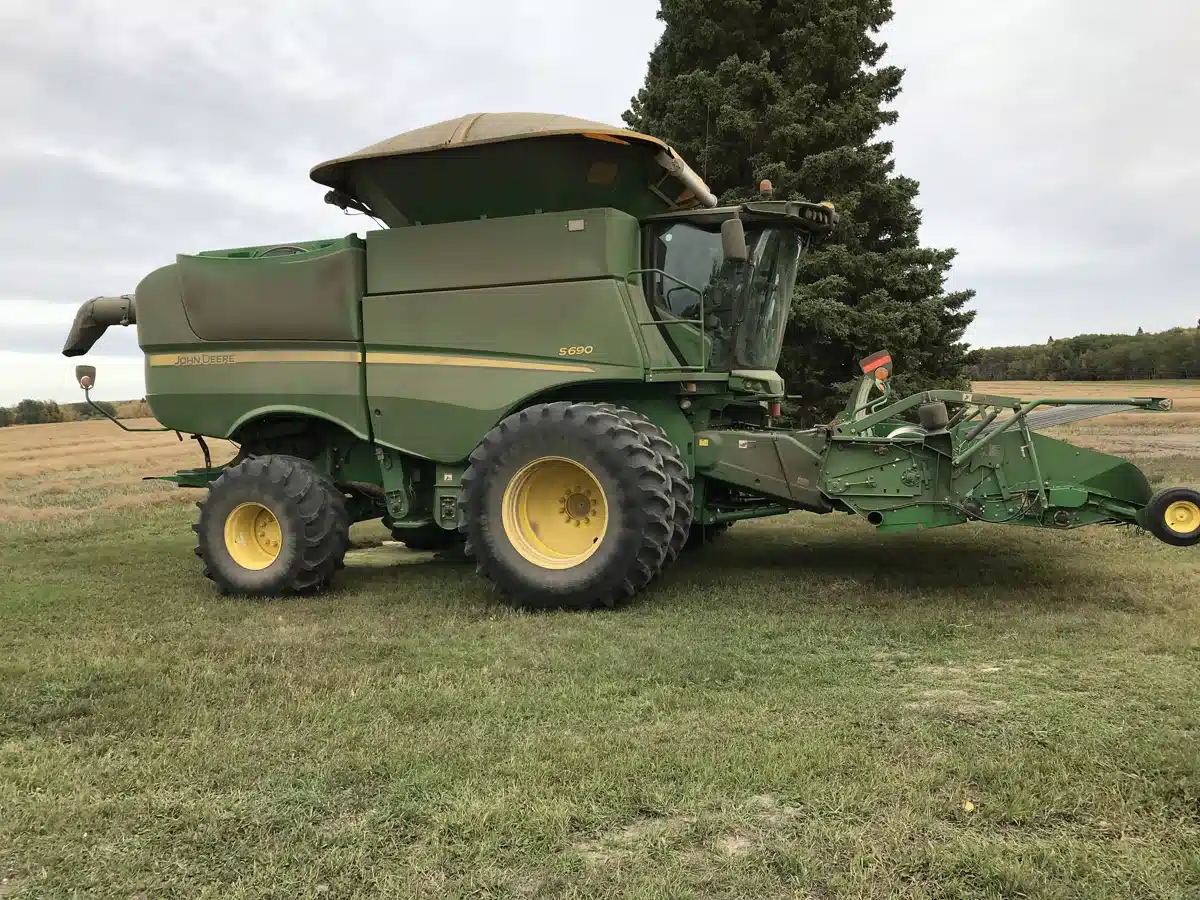Gallery image 2 for Used 2012 John Deere S690 Combine