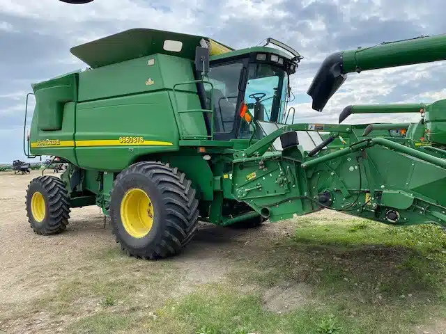 Gallery image 2 for Used 2004 John Deere 9860 STS Combine