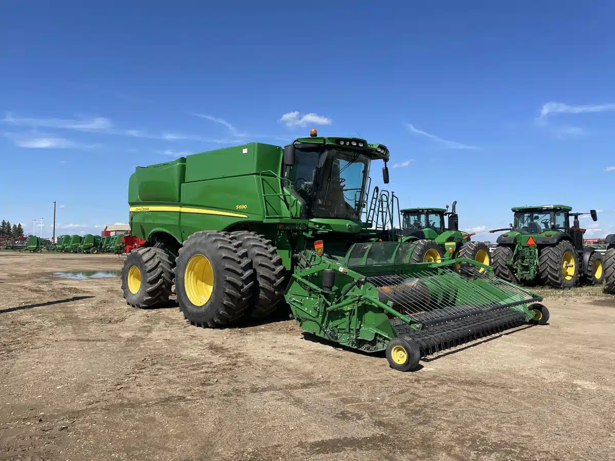 Gallery image 2 for Used 2012 John Deere S690 Combine