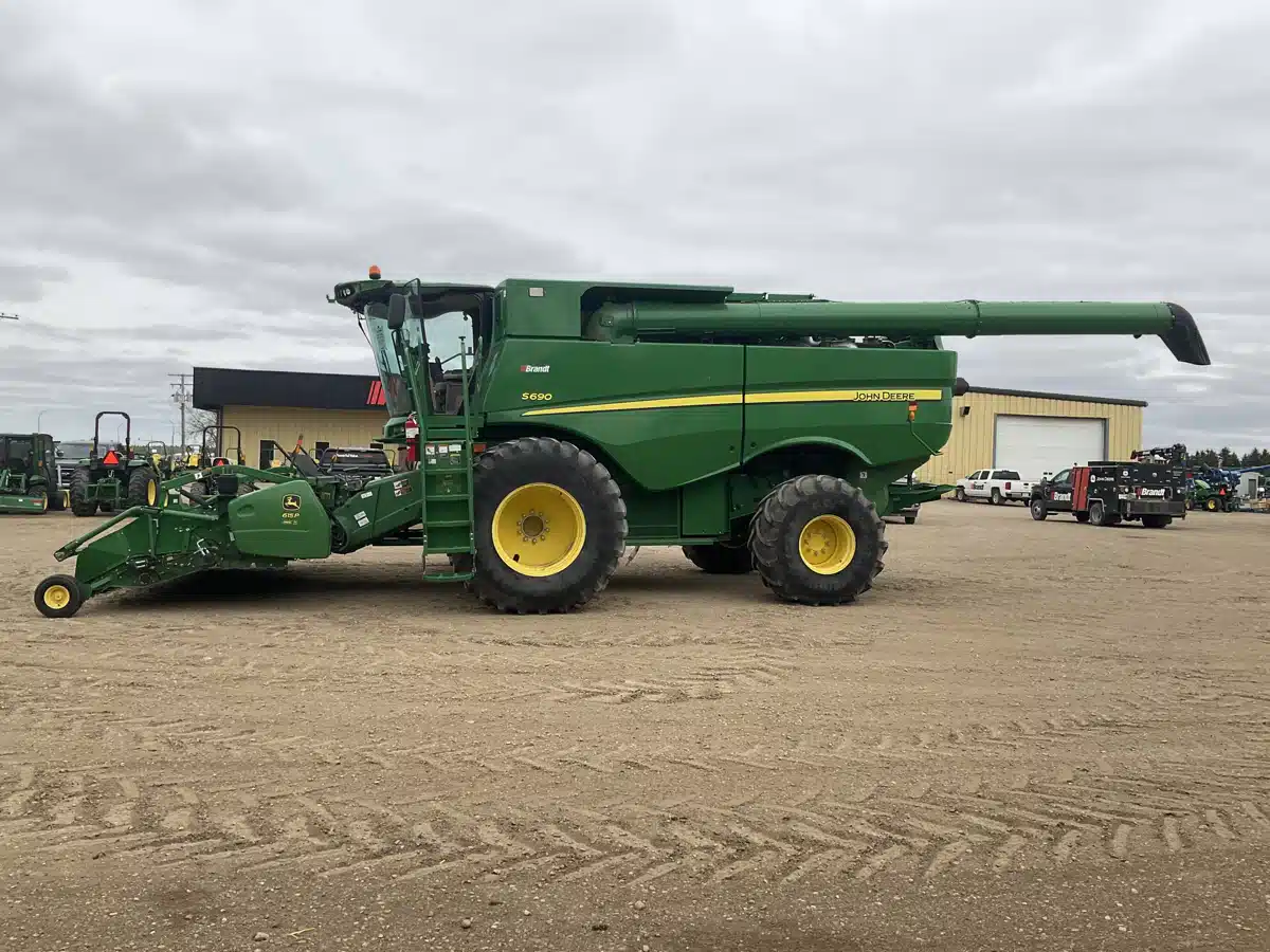 Gallery image 2 for Used 2012 John Deere S690 Combine