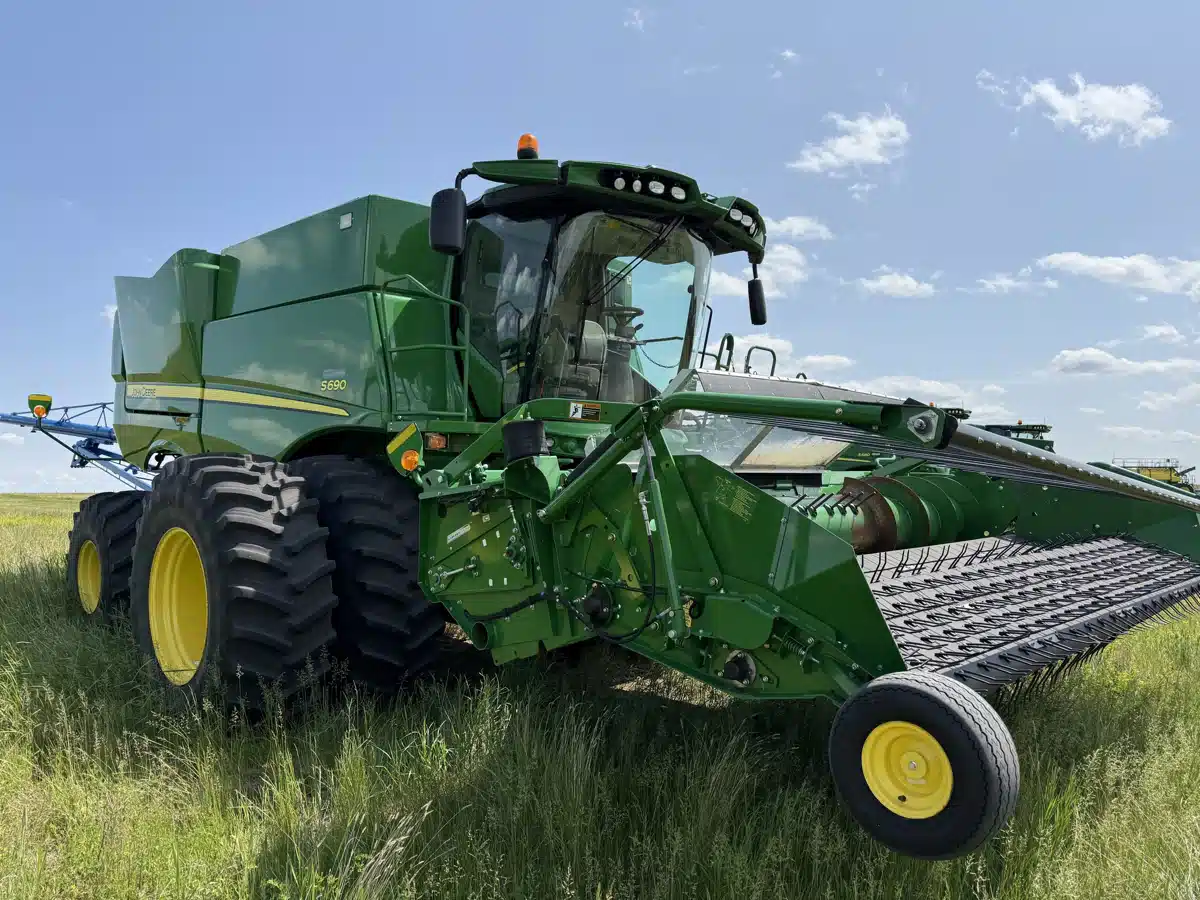 Gallery image 2 for Used 2016 John Deere S690 Combine