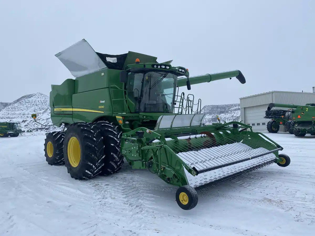Gallery image 2 for Used 2014 John Deere S690 Combine