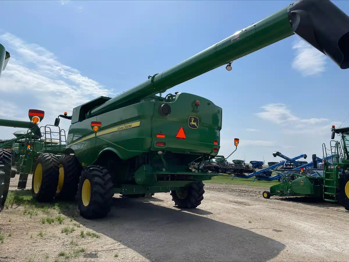 Gallery image 2 for Used 2014 John Deere S670 Combine