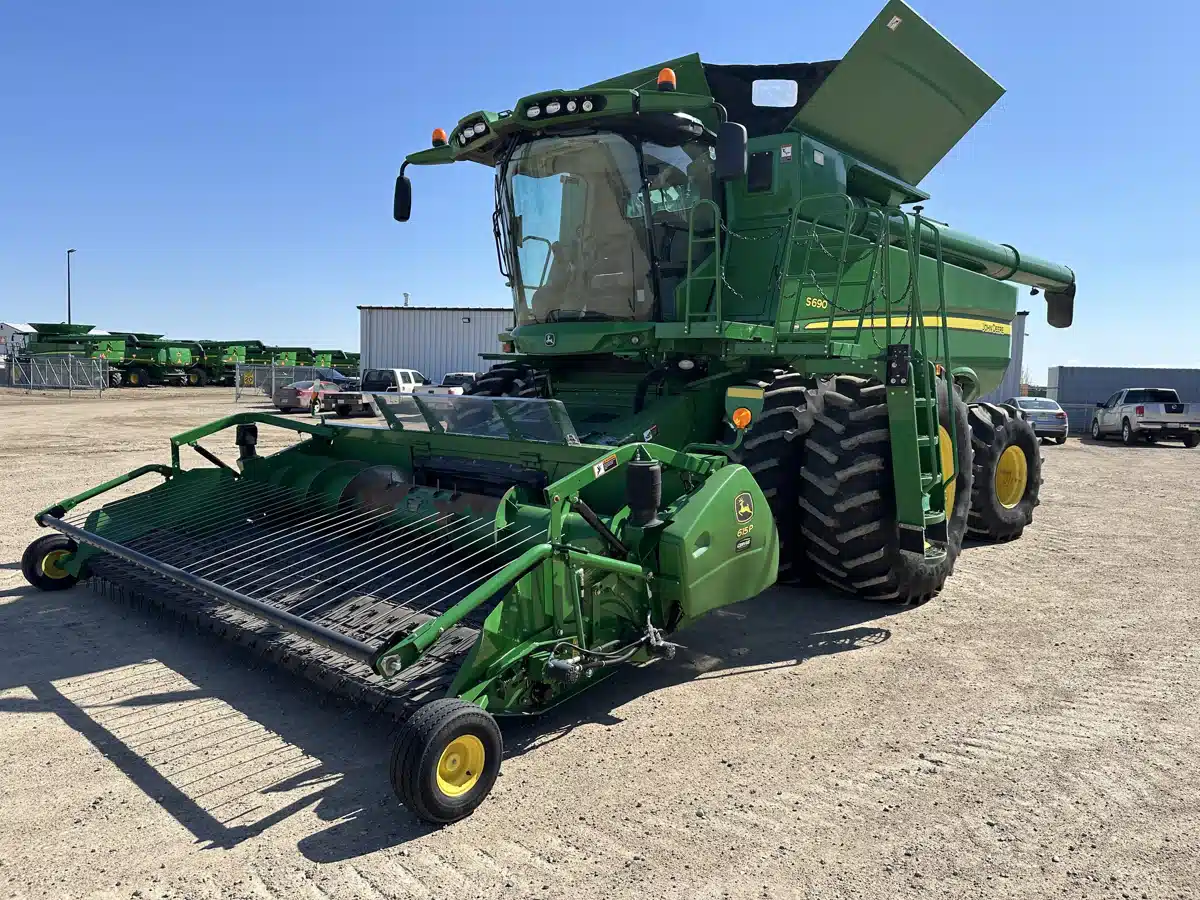 Gallery image 1 for Used 2013 John Deere S690 Combine