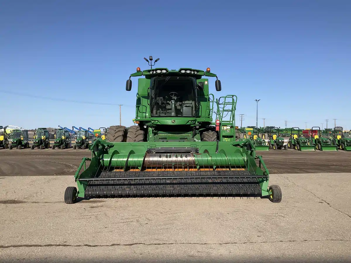 Gallery image 2 for Used 2013 John Deere S690 Combine