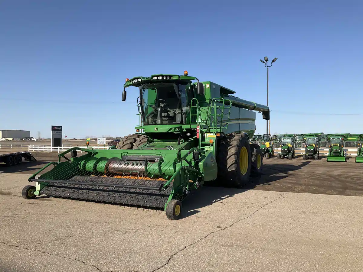 Gallery image 1 for Used 2013 John Deere S690 Combine
