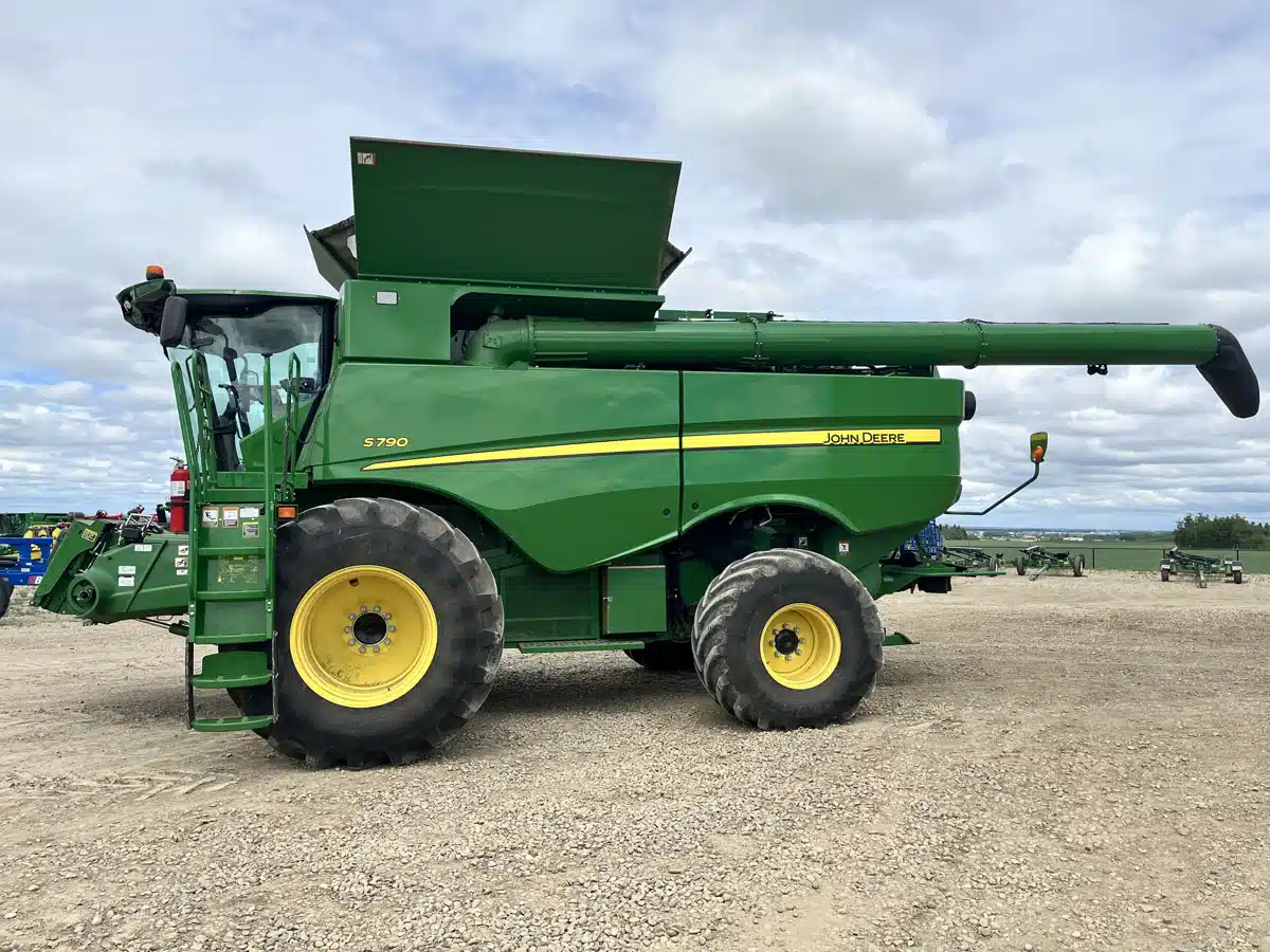 Gallery image 2 for Used 2018 John Deere S790 Combine