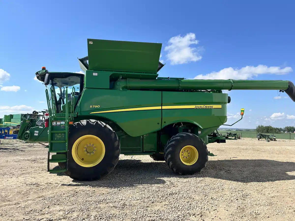 Gallery image 2 for Used 2018 John Deere S790 Combine