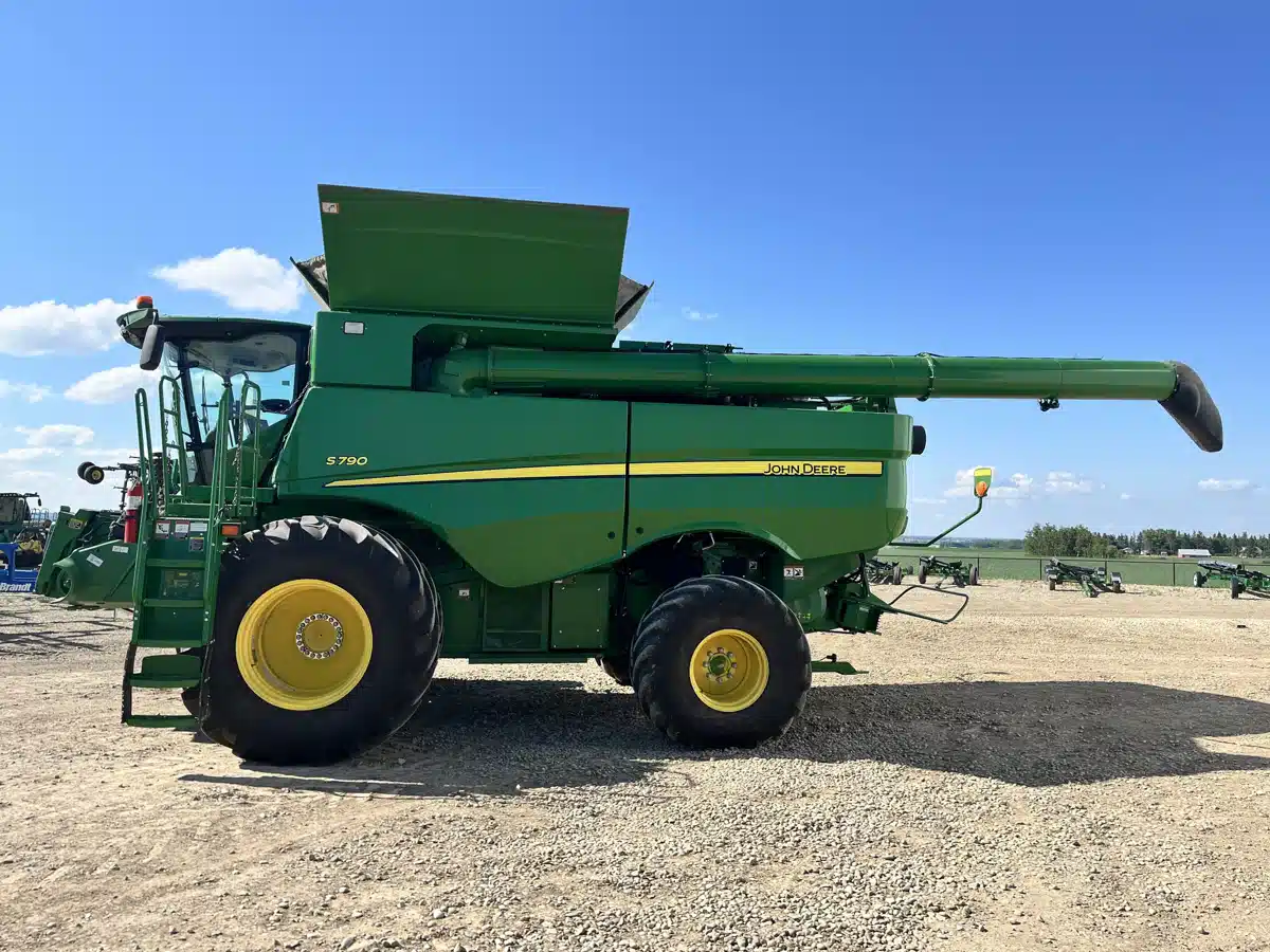 Gallery image 2 for Used 2019 John Deere S790 Combine