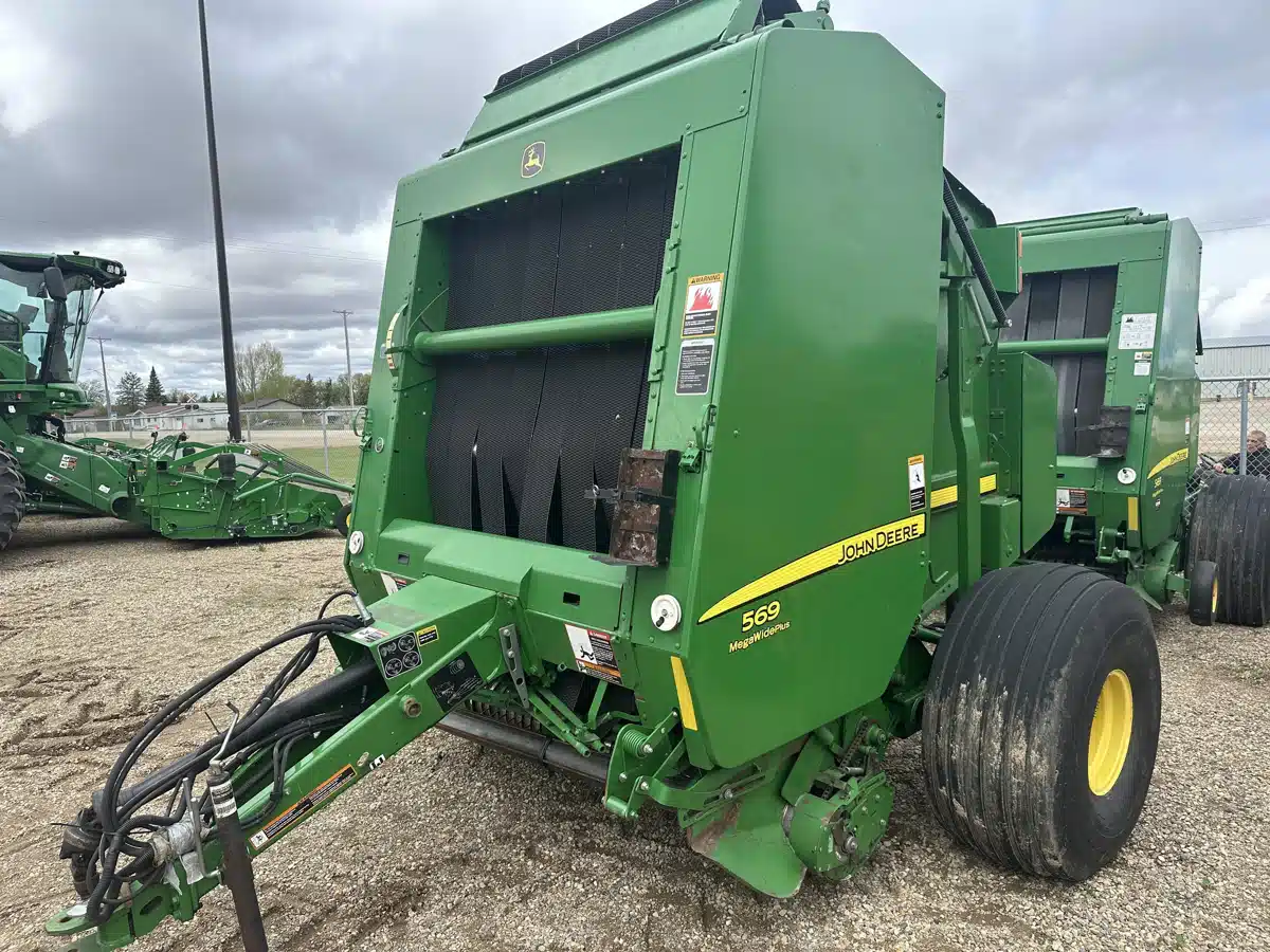 Gallery image 1 for Used 2015 John Deere 569 Round Baler