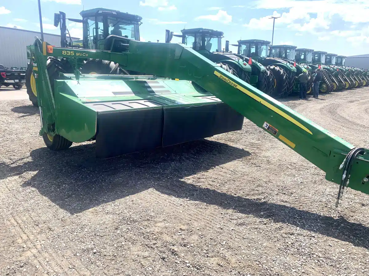 Gallery image 2 for Used 2019 John Deere 835 Disc Mower Conditioner