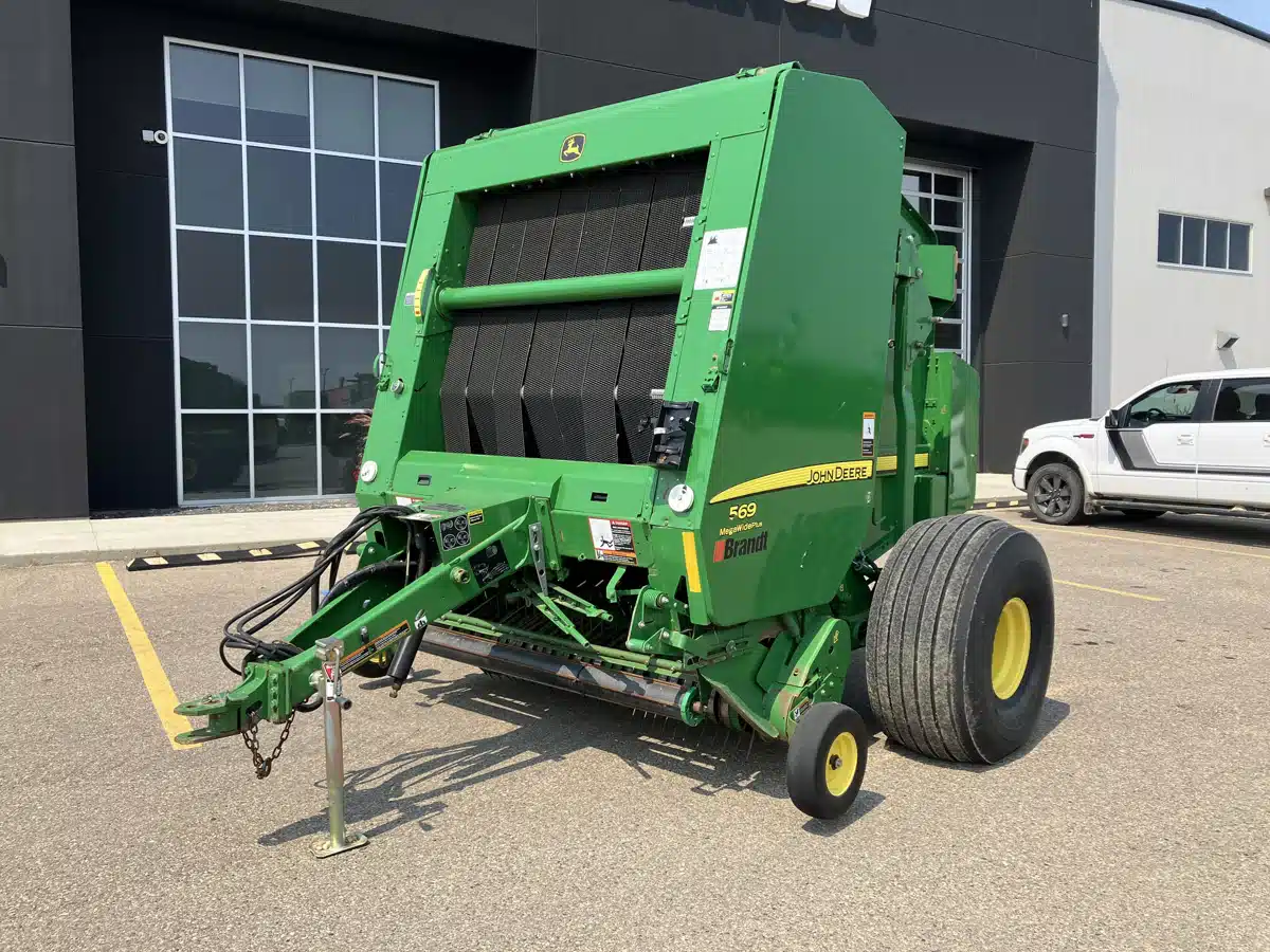 Gallery image 2 for Used 2017 John Deere 569 Round Baler