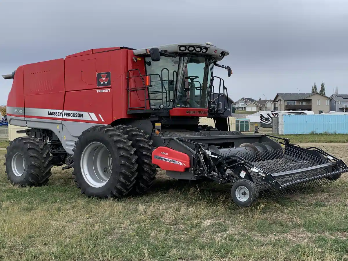 Gallery image 2 for Used 2014 Massey Ferguson 9560 Combine