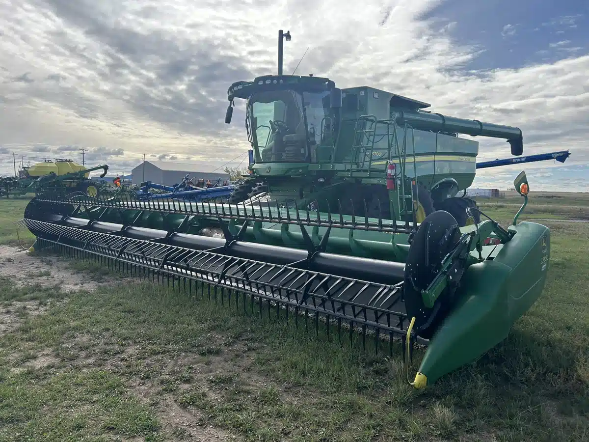 Gallery image 1 for Used 2019 John Deere 735FD Header - Draper