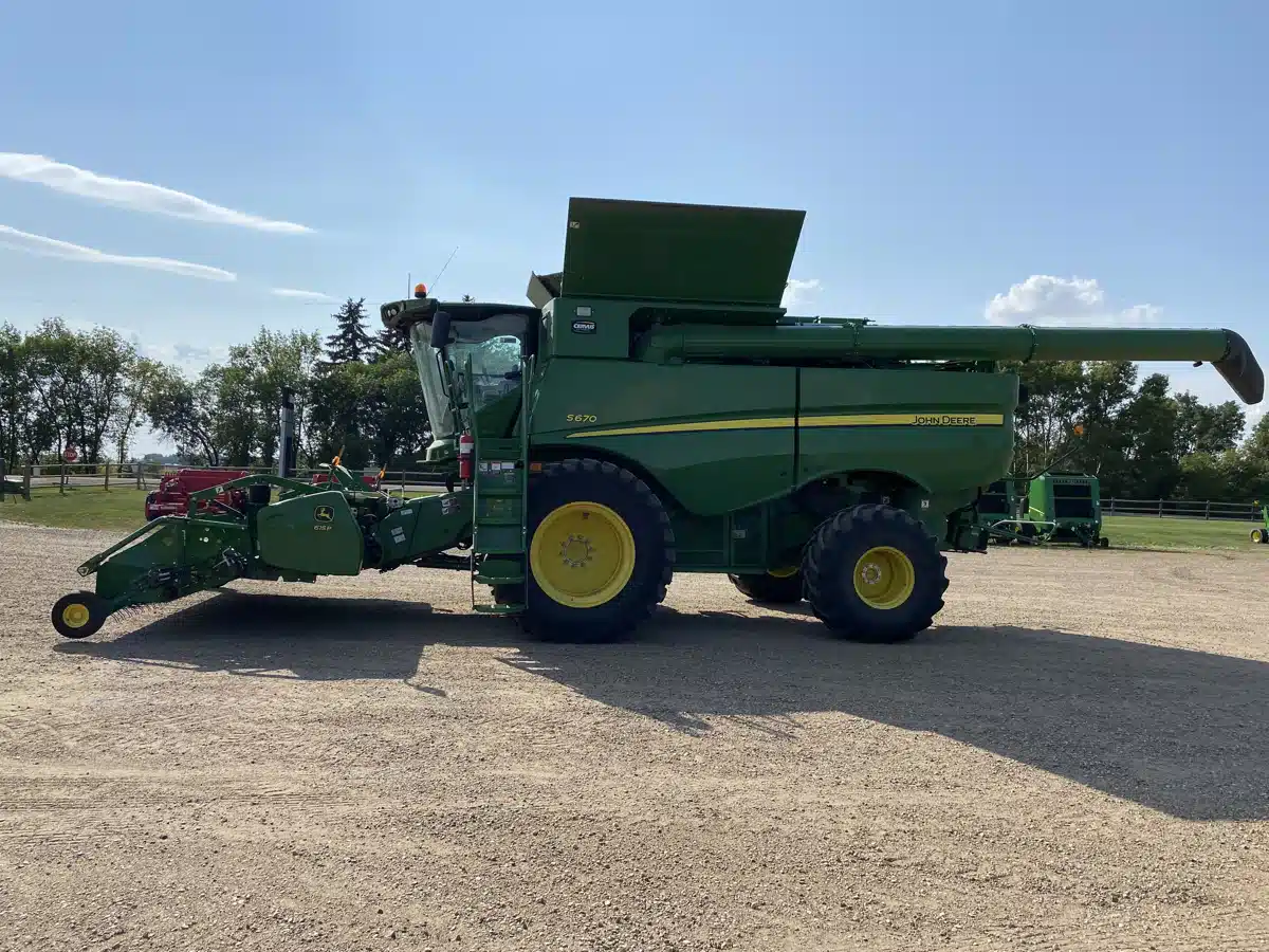 Gallery image 2 for Used 2017 John Deere S670 Combine